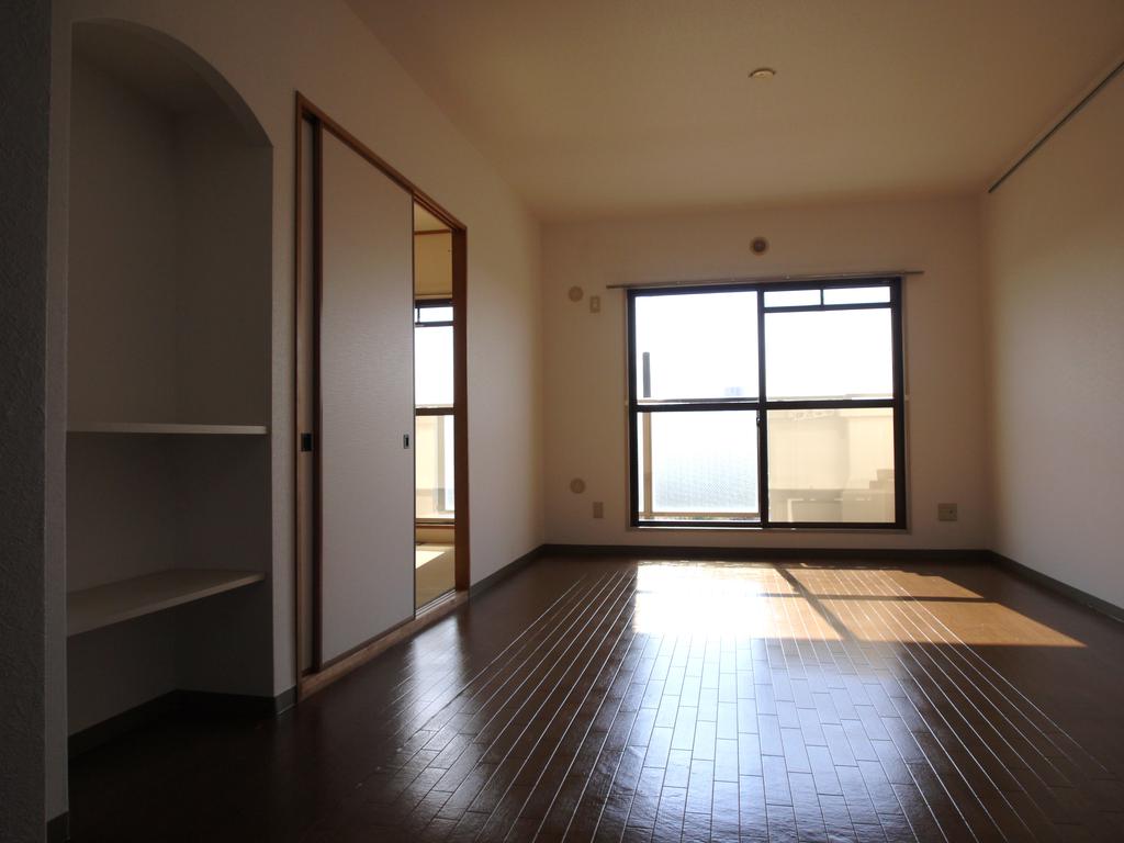 Living and room. South bright on the balcony LDK