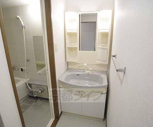 Washroom. Beautiful independent wash basin ・