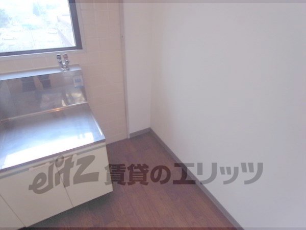 Other room space. Refrigerator yard