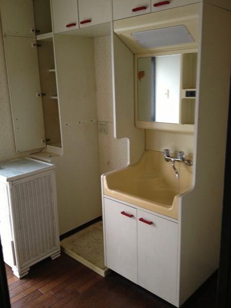 Wash basin, toilet. Room (August 2013) Shooting