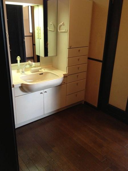 Wash basin, toilet. Room (August 2013) Shooting