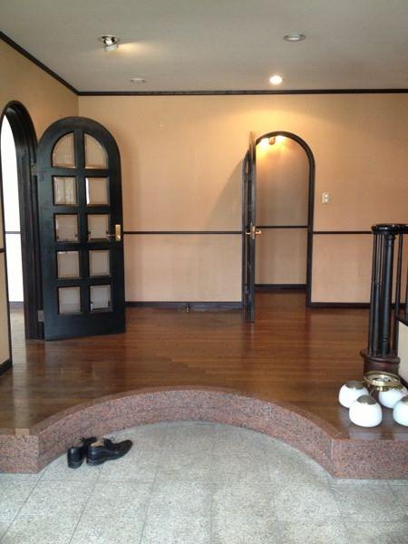 Entrance. Local (August 2013) Shooting