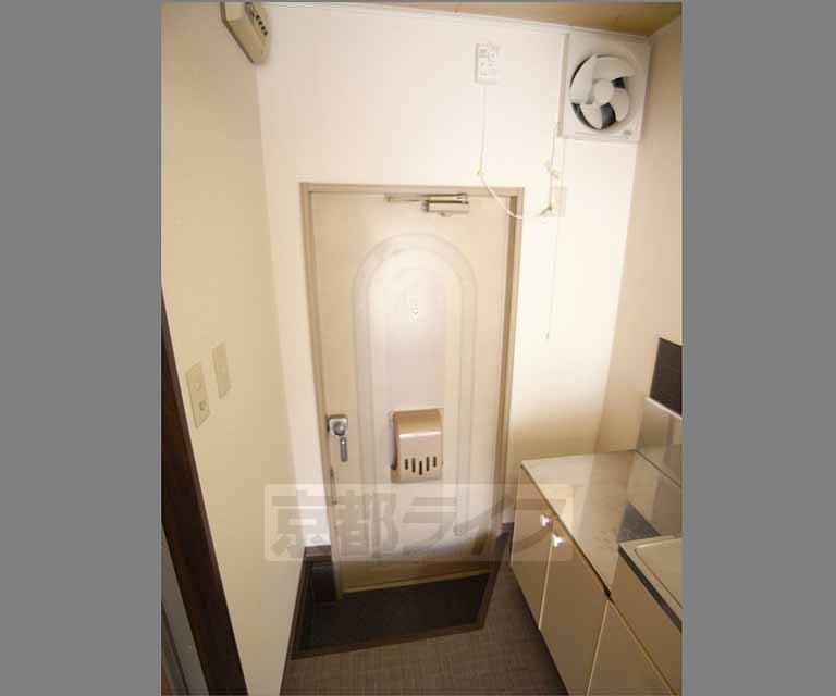 Entrance. Is the entrance as seen from the kitchen