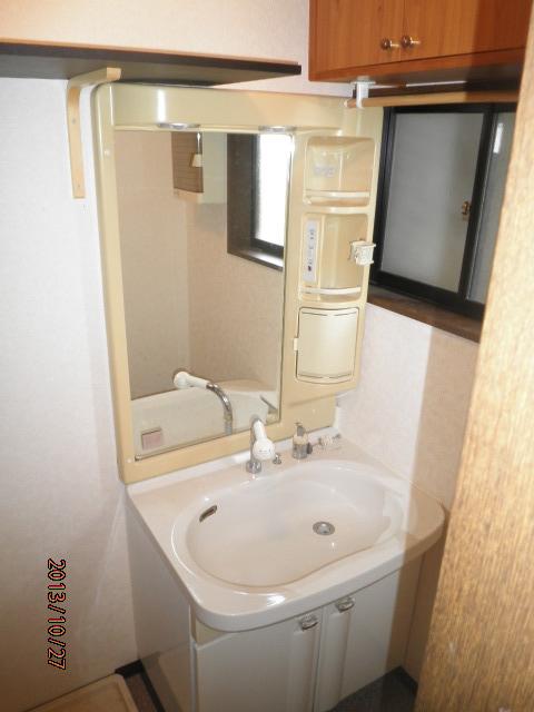 Wash basin, toilet. Indoor (10 May 2013) Shooting