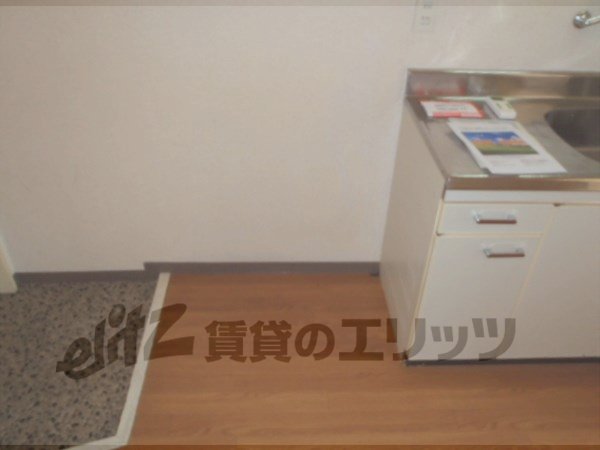 Other room space. Refrigerator yard