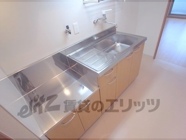 Kitchen. Two-burner stove is can be installed.