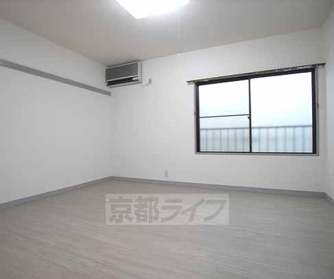 Living and room. Wide and easy to use