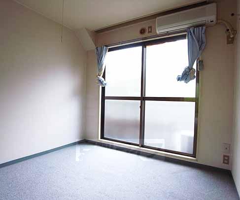 Living and room. It has become the floor of carpet specification rather than the flooring.