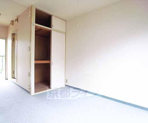 Receipt. It is housed in type closet is divided into upper and lower two-stage. And heaven ...