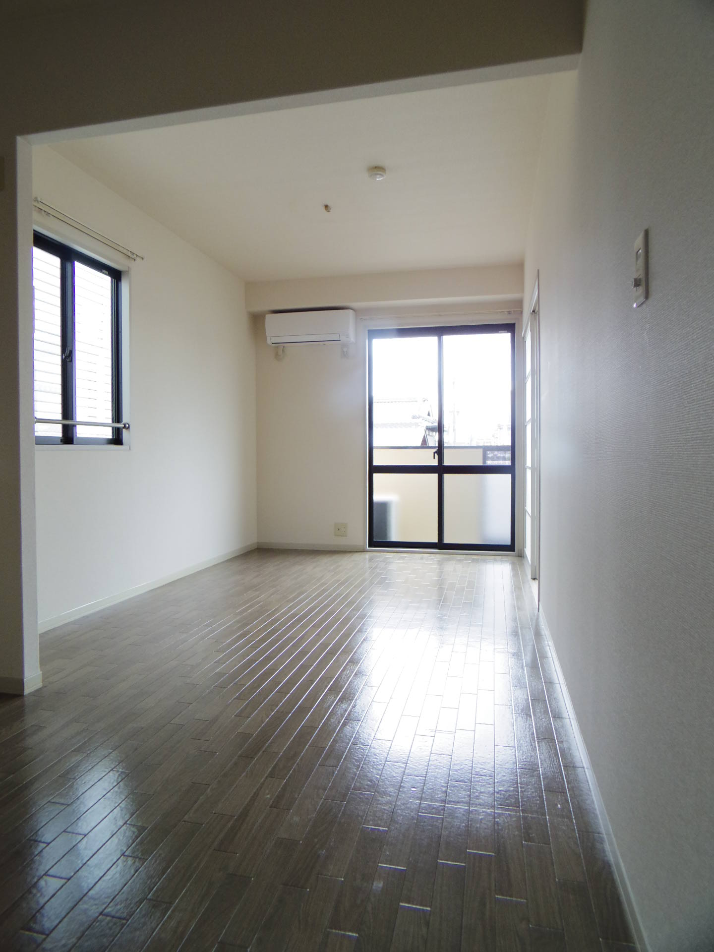 Other. Spacious living room ventilation ・ Day good