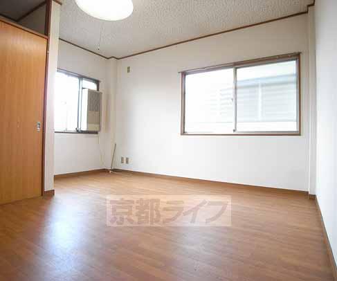 Living and room. Corner room is 2 Menmado