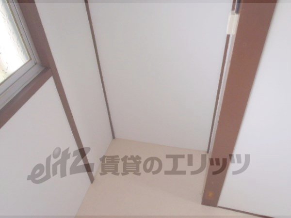 Other room space. Refrigerator yard