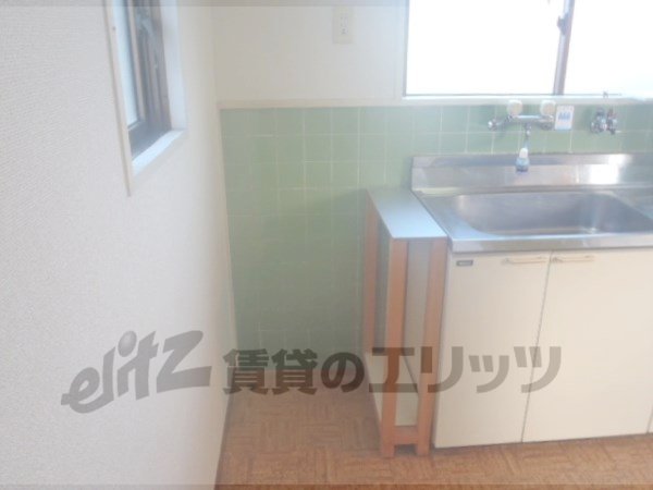 Other room space. Refrigerator yard