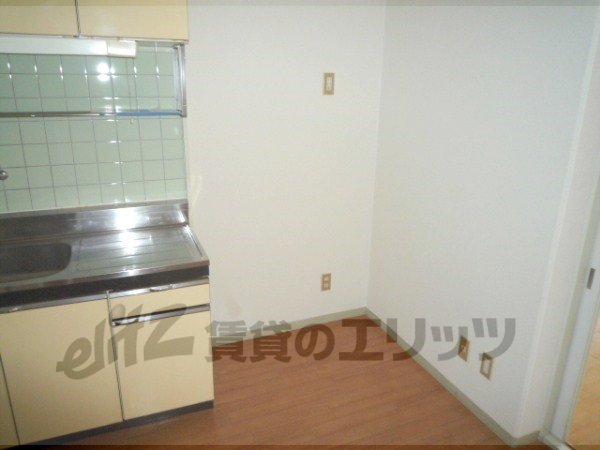 Other room space. Refrigerator yard