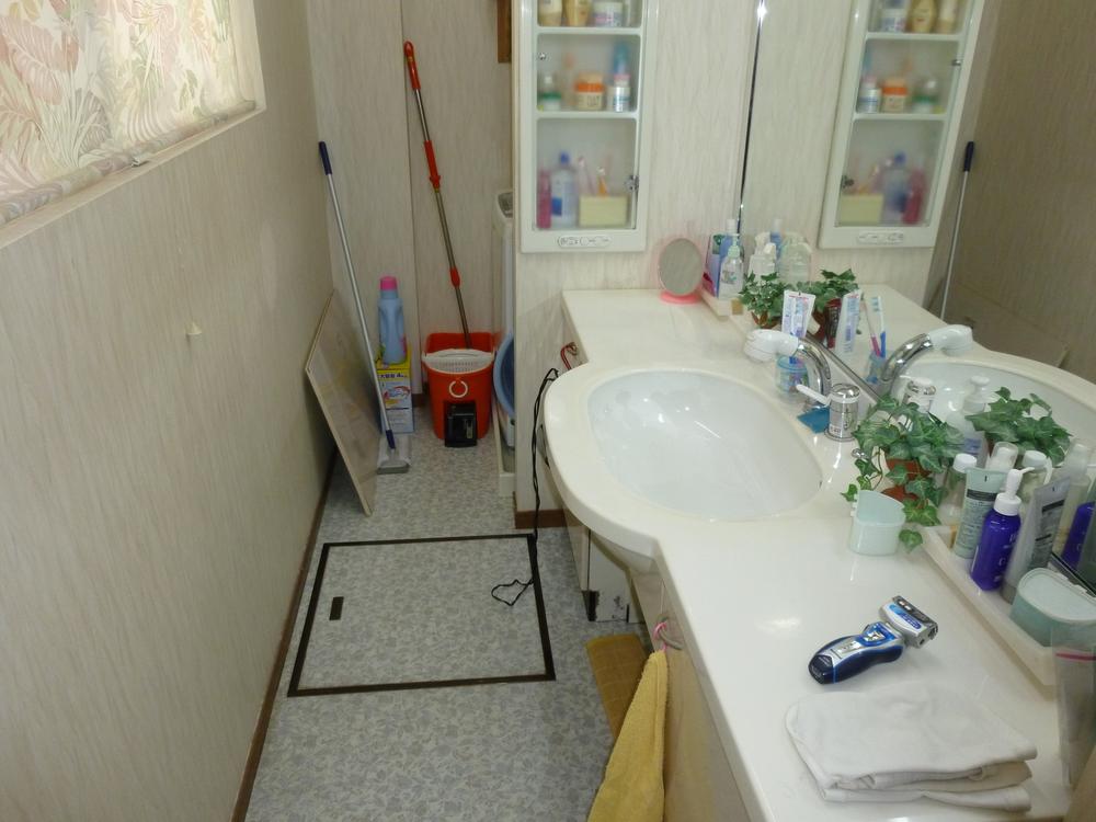 Wash basin, toilet. Wide is a wash basin. 