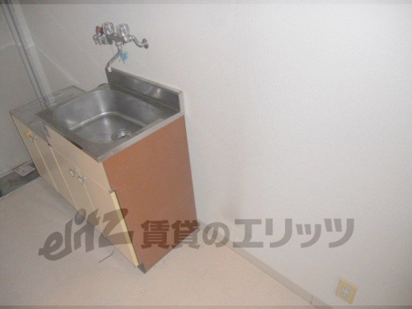 Other room space. Refrigerator yard