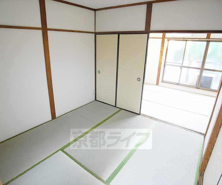 Living and room. It is in front of the Japanese-style room.