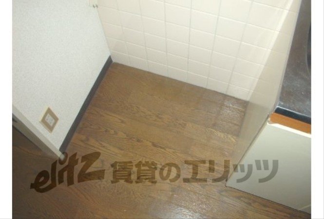 Other room space. Refrigerator yard