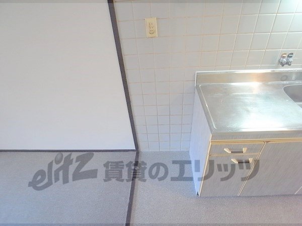 Other room space. Refrigerator yard