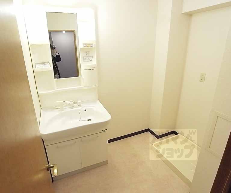 Washroom. It will be the dressing room.