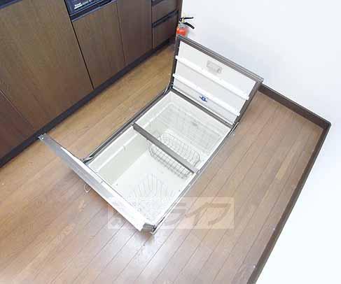 Kitchen. There is also under-floor storage!