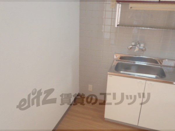 Other room space. Refrigerator yard