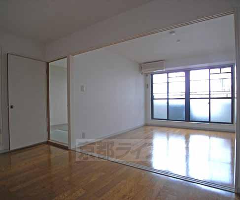 Living and room. Western-style is very wide.