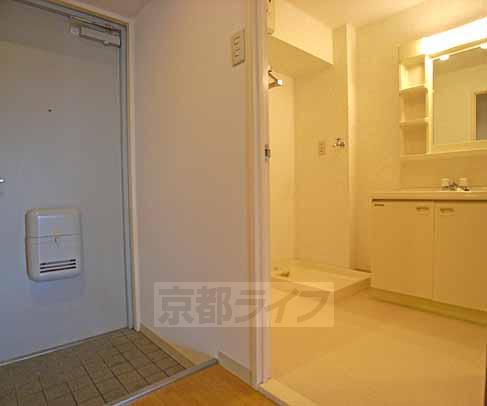 Living and room. Is the entrance and washroom.