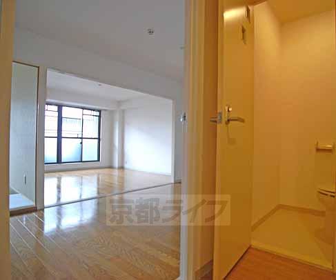 Living and room. I recommend widely is to use by connecting the living room and Western.