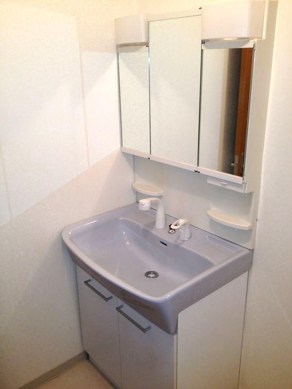 Wash basin, toilet. Indoor (12 May 2012) shooting