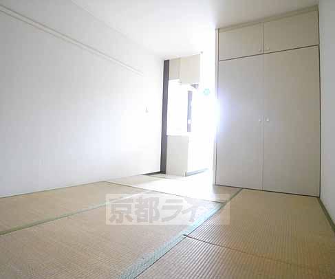 Living and room. This room day enters well.