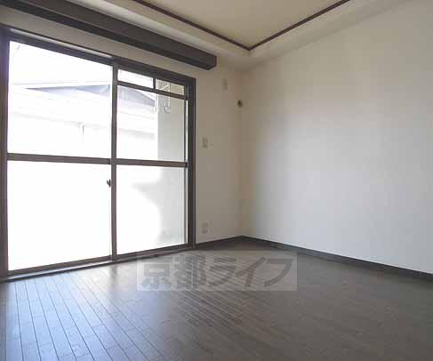 Living and room. Immaculate rooms.