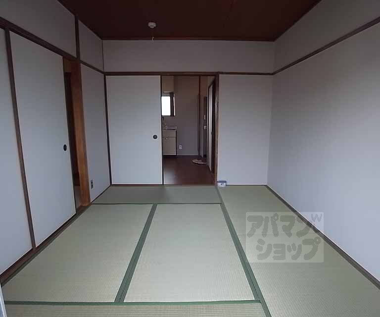 Living and room. Japanese-style room from the veranda.