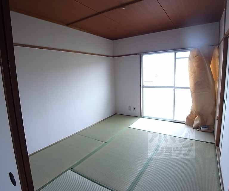 Living and room. 6-mat Japanese-style room.