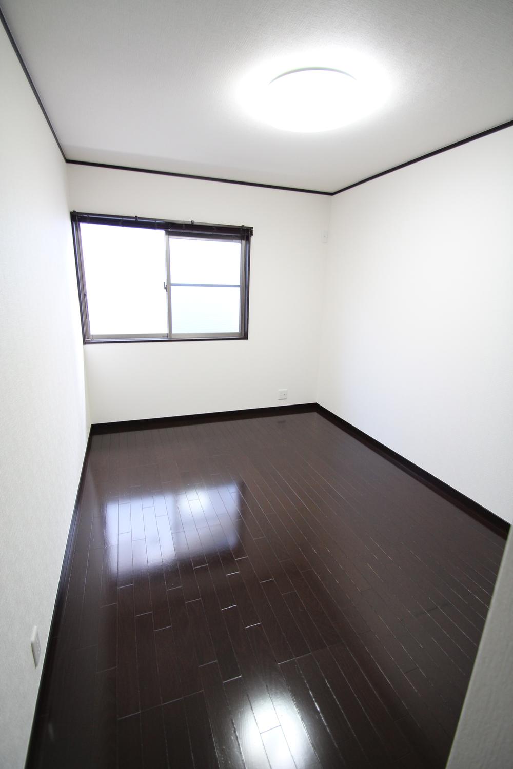 Non-living room. Furoringu also modern shades