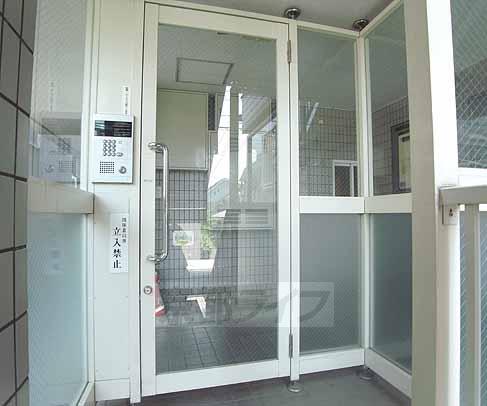 Entrance. Entrance is!