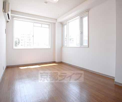 Living and room. Corner room is also available daily also good window