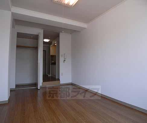 Living and room. Luggage will Shimae because storage.