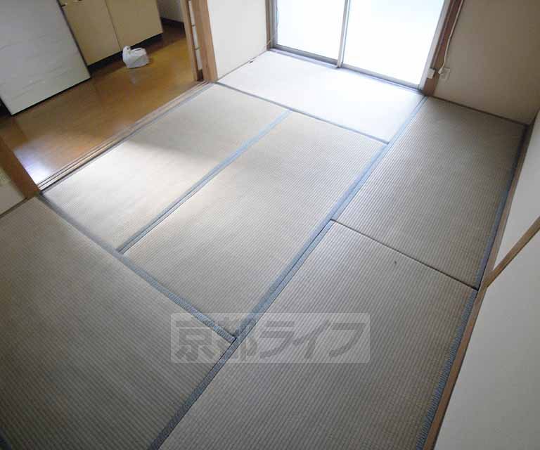 Living and room. Kitchen next to a Japanese-style 6 quires.