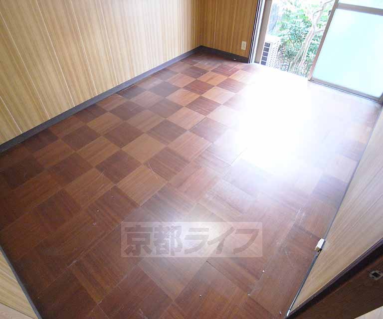 Living and room. Entrance is close to the Western-style.