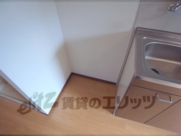 Other room space. Refrigerator yard