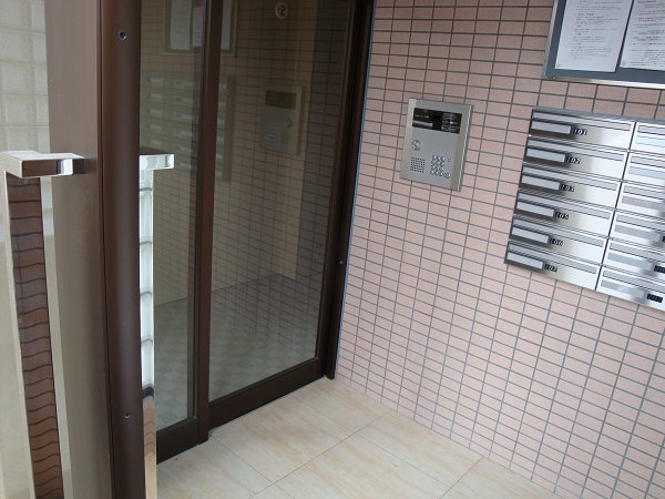Entrance. Auto-lock equipped ☆