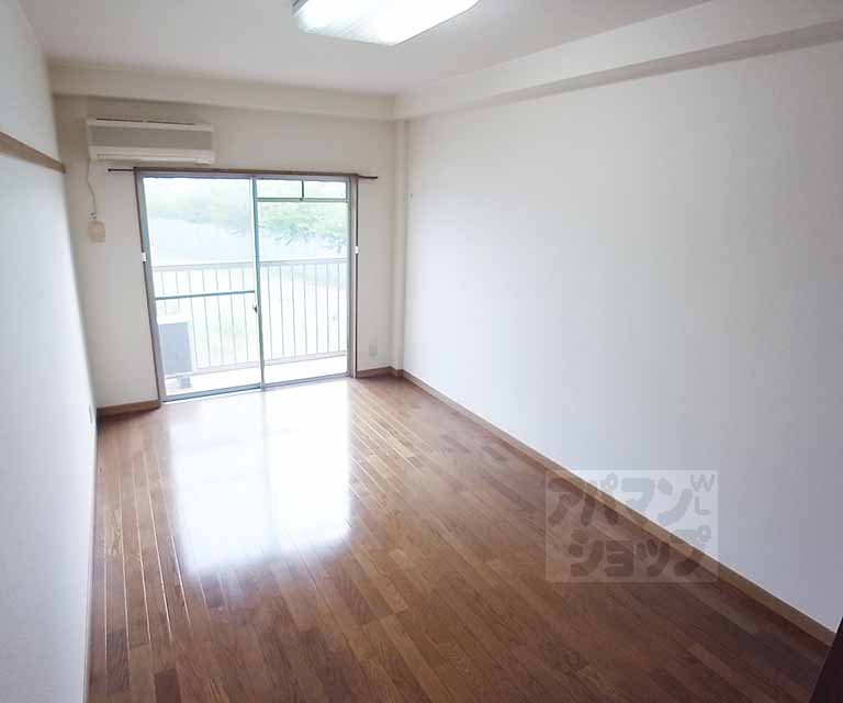 Living and room. 8 pledge spacious relaxing room.