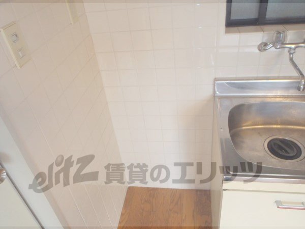 Other room space. Refrigerator yard