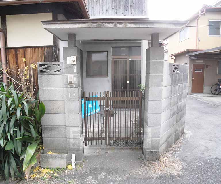 Other common areas. It is the entrance.