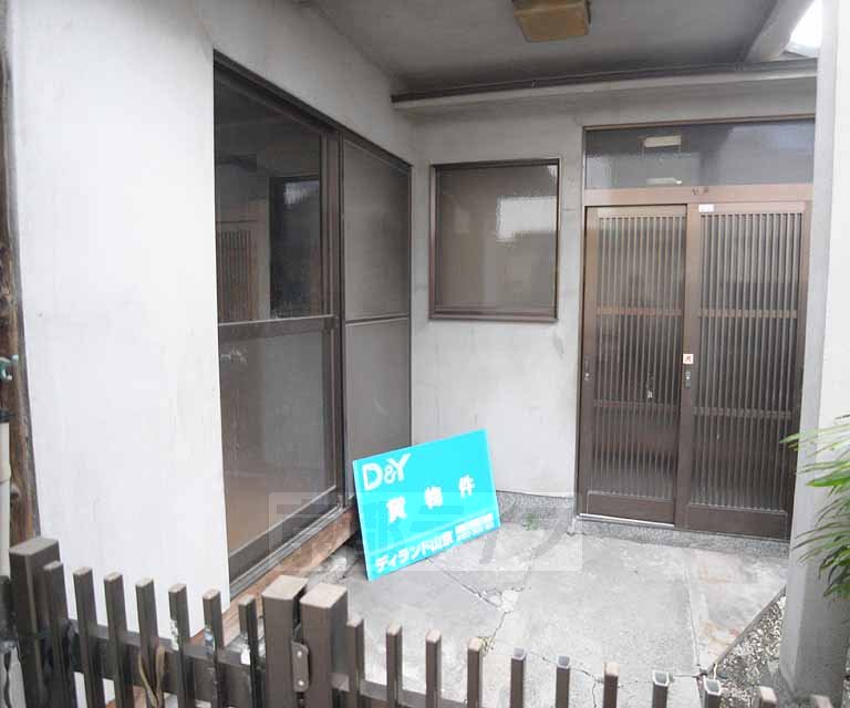 Other common areas. It is around the entrance.