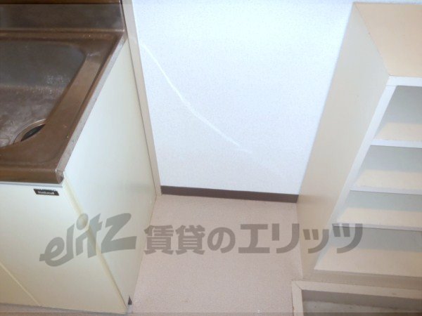 Other room space. Refrigerator yard