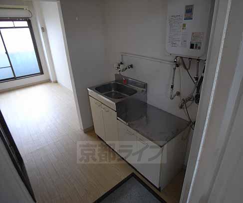 Kitchen. Two-burner stove installation Allowed.