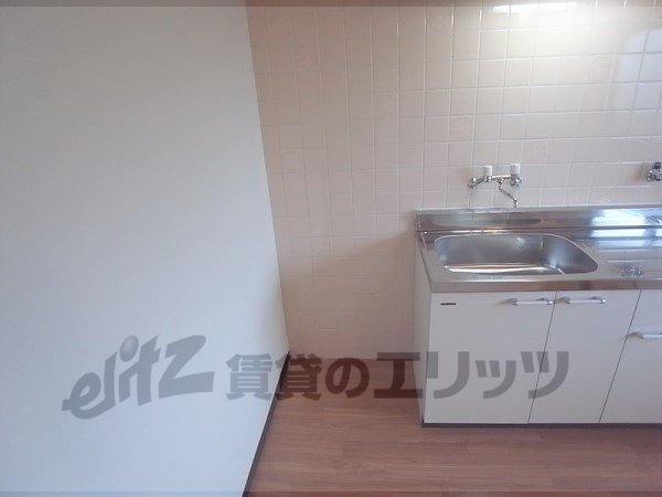 Other room space. Refrigerator yard