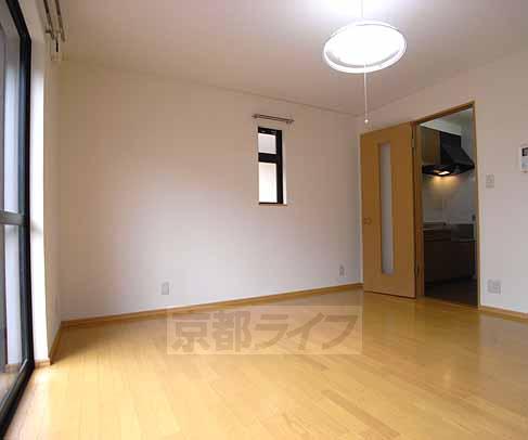 Living and room. Corner in the room small window: 102 diversion